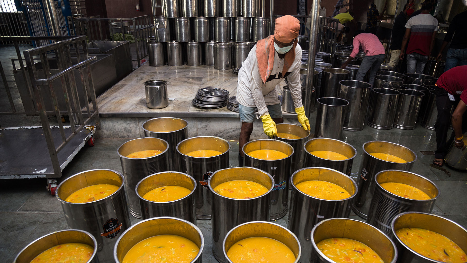 Inside Tata Steel’s #ThoughtforFood kitchen. By June 25, 27.4 lakh+ cooked meals were served across 184 settlements in Jamshedpur