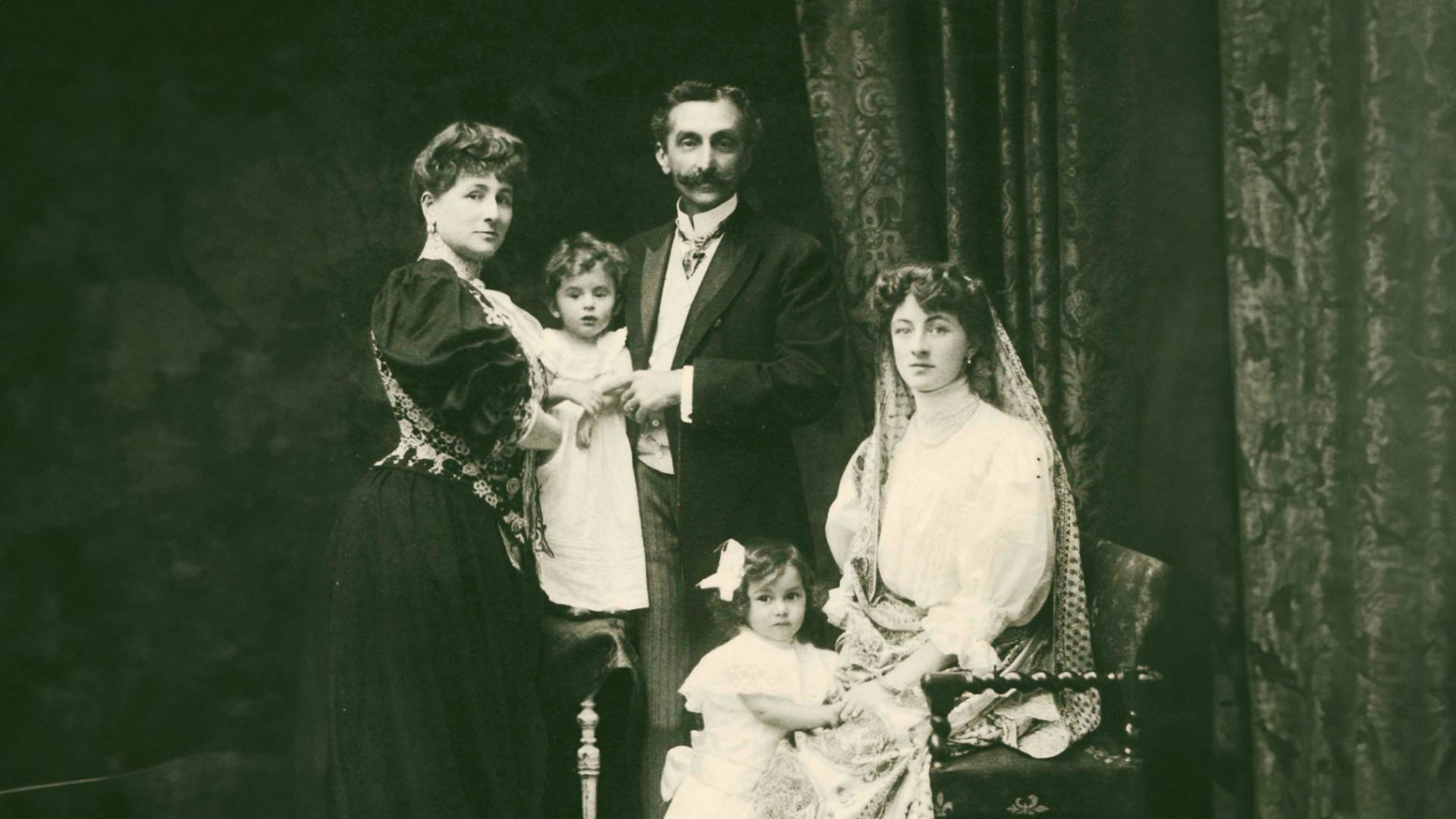 JRD Tata (Infant), his parents, grandmother and siblings