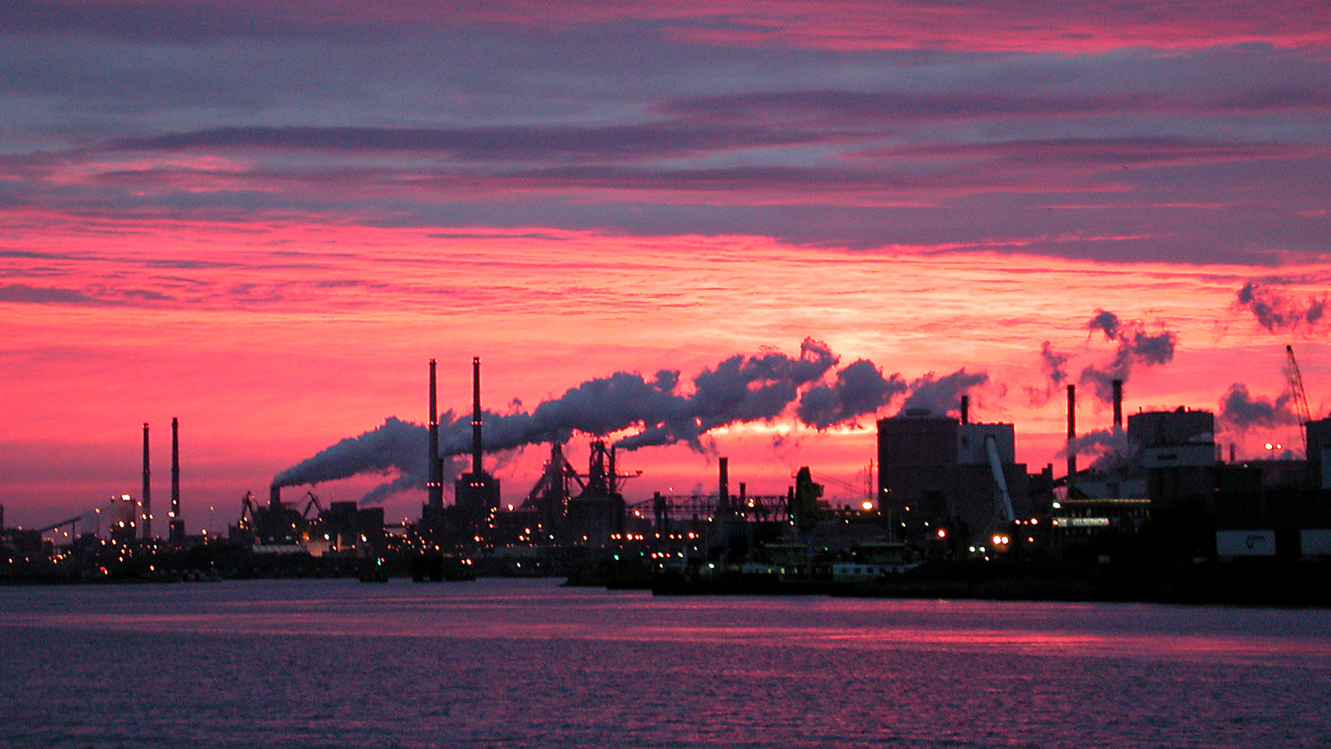 IJMUIDEN - The band Hang Youth performs for the climate activists who  demonstrate at steel factory Tata Steel IJmuiden. Action groups and local  residents want the government to intervene against the company's