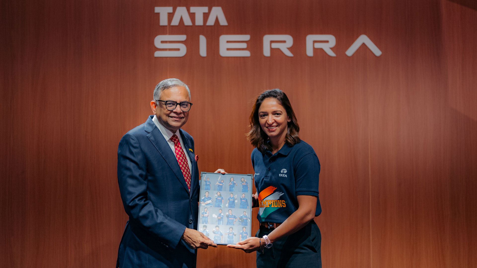 Harmanpreet Kaur and N Chandrasekaran with a memento