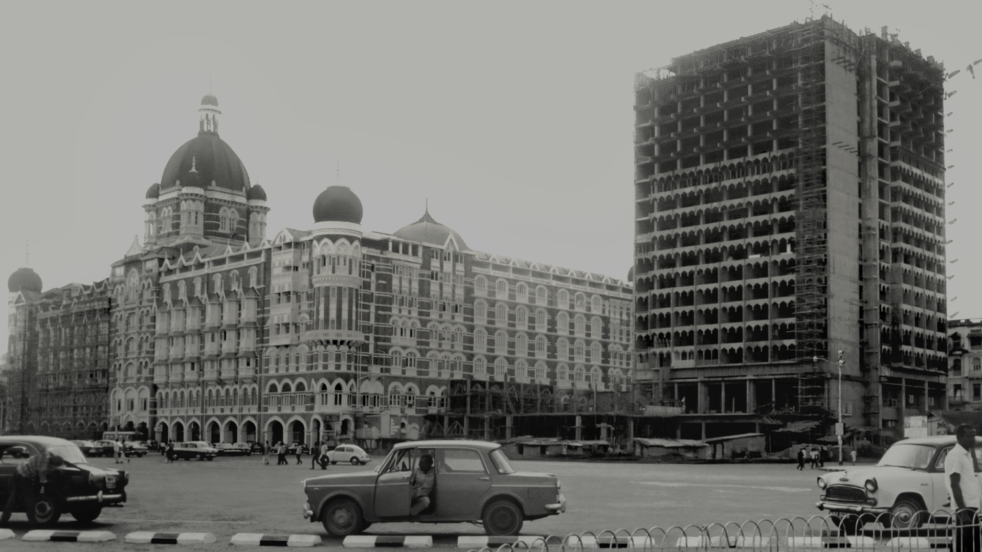 The tower being build next to the Taj Mahal